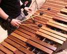 Hände mit Mallets spielen auf einem Marimbaphon