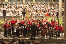 Adventskonzert mit 220 Chorkindern und dem Streicherensemble
